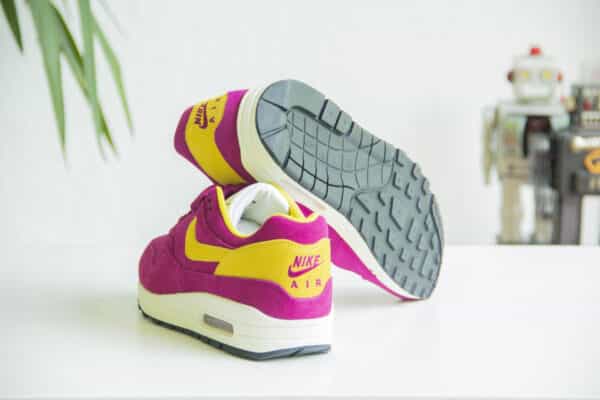 Nike Air Max 1 Dynamic Berry achterkant en onderkant