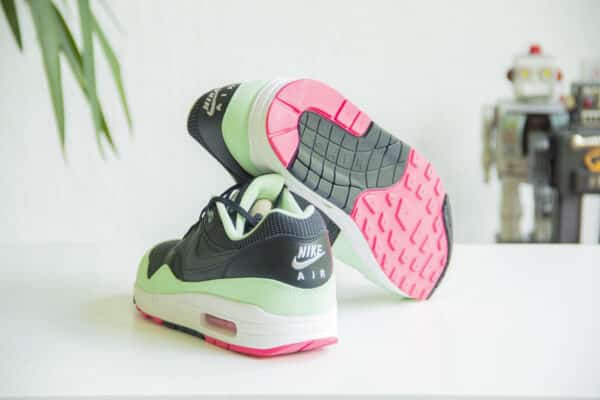 Nike Air Max 1 FB Yeezy achterkant en onderkant