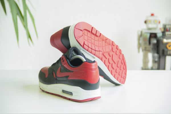 Nike Air Max 1 QS Bred achterkant en onderkant