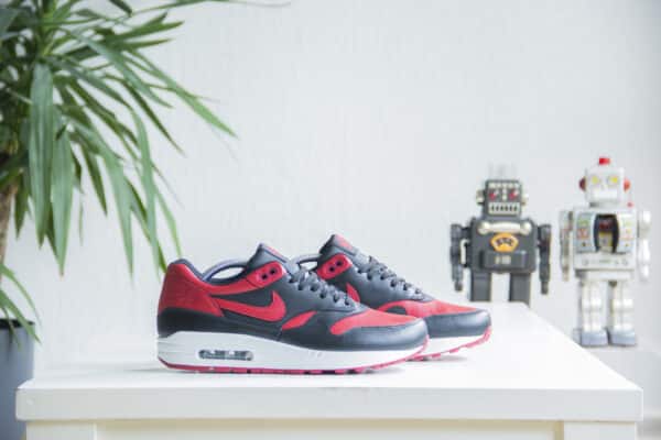 Nike Air Max 1 QS Bred zijkant