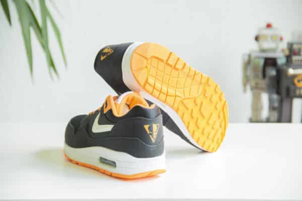 Nike Air Max 1 Venom achterkant en onderkant