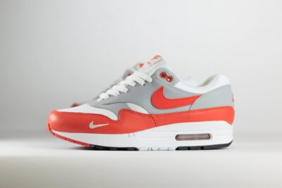 Nike Air Max 1 LV8 Martian Sunrise – Oranje/Wit/Grijs – Heren/Dames/Uniseks Sneakers – Leer/Suède – DH4059-102 – Zijkant