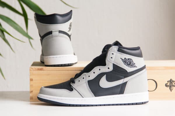 Nike Air Jordan 1 Retro High Shadow 2.0 zijkant en achterkant