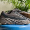 Adidas Yeezy Boost 700 V2 Mauve zijkant