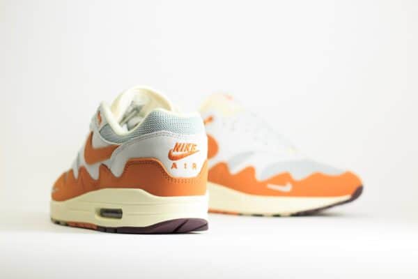 Nike Air Max 1 Patta Waves Monarch - Oranje/grijs/Wit - heren/Dames/Uniseks Sneakers - Suède/Mesh/Leer - DH1348-001 - Achterkant