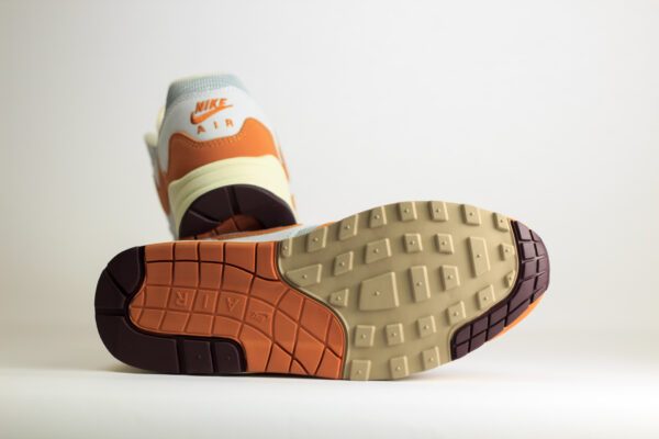 Nike Air Max 1 Patta Waves Monarch - Oranje/grijs/Wit - heren/Dames/Uniseks Sneakers - Suède/Mesh/Leer - DH1348-001 - Onderkant