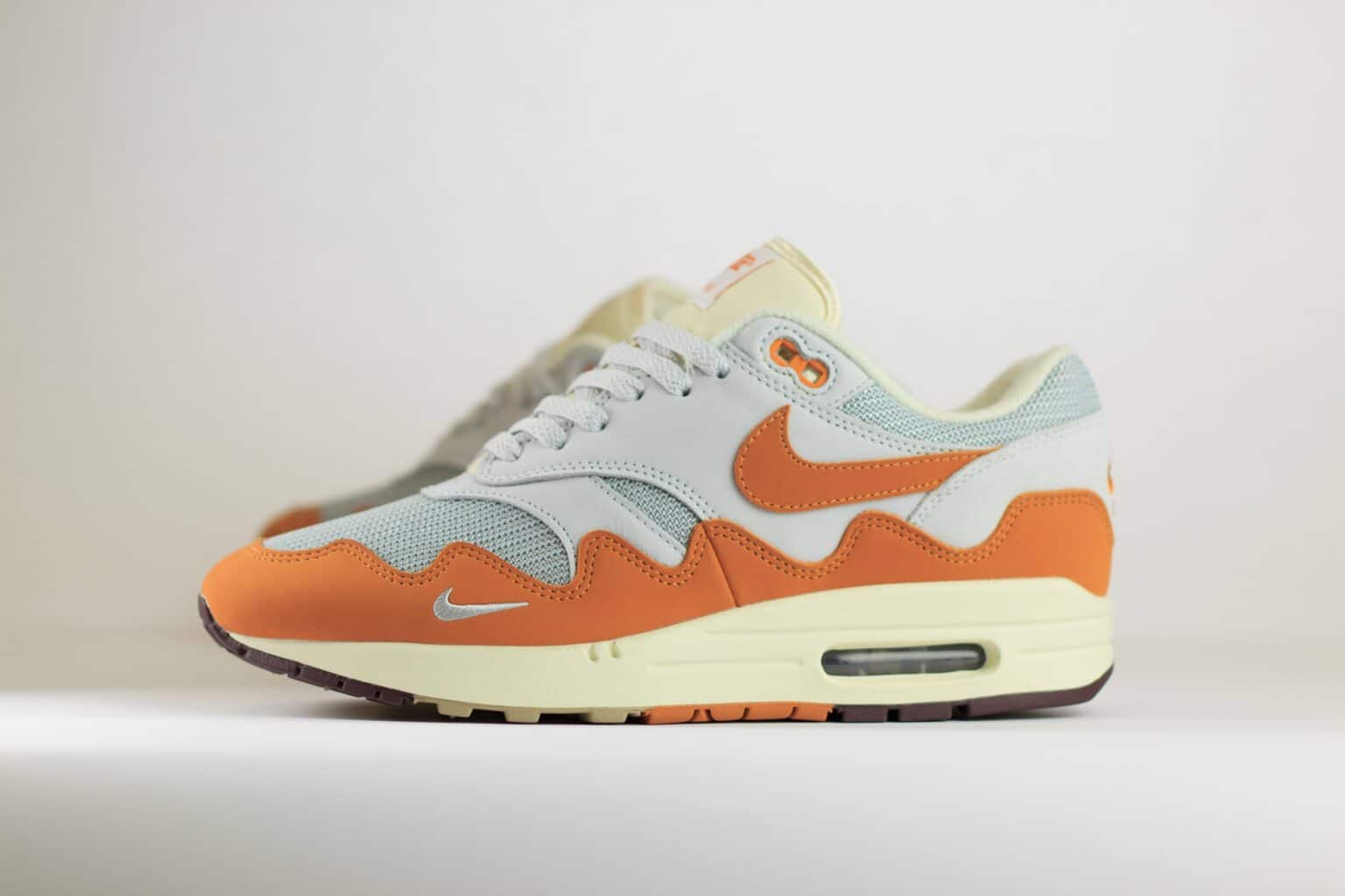 Nike Air Max 1 Patta Waves Monarch - Oranje/grijs/Wit - heren/Dames/Uniseks Sneakers - Suède/Mesh/Leer - DH1348-001 - Zijkant