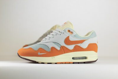 Nike Air Max 1 Patta Waves Monarch - Oranje/grijs/Wit - heren/Dames/Uniseks Sneakers - Suède/Mesh/Leer - DH1348-001 - Zijkant