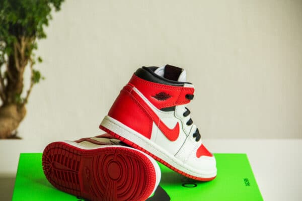 Nike Air Jordan 1 High OG Heritage (TD) zijkant en zool