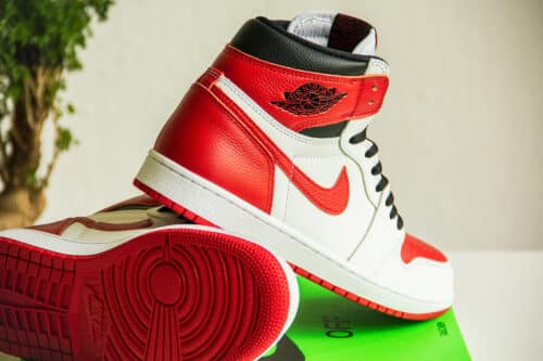 Nike Air Jordan 1 High OG Heritage zijkant en zool