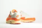 Nike Air Max 1 Master Magma Orange (W) – Oranje/Wit/Grijs – Heren/Dames/Uniseks Sneakers – Mesh/Suède/Leer – DZ4709-001 – Achterkant