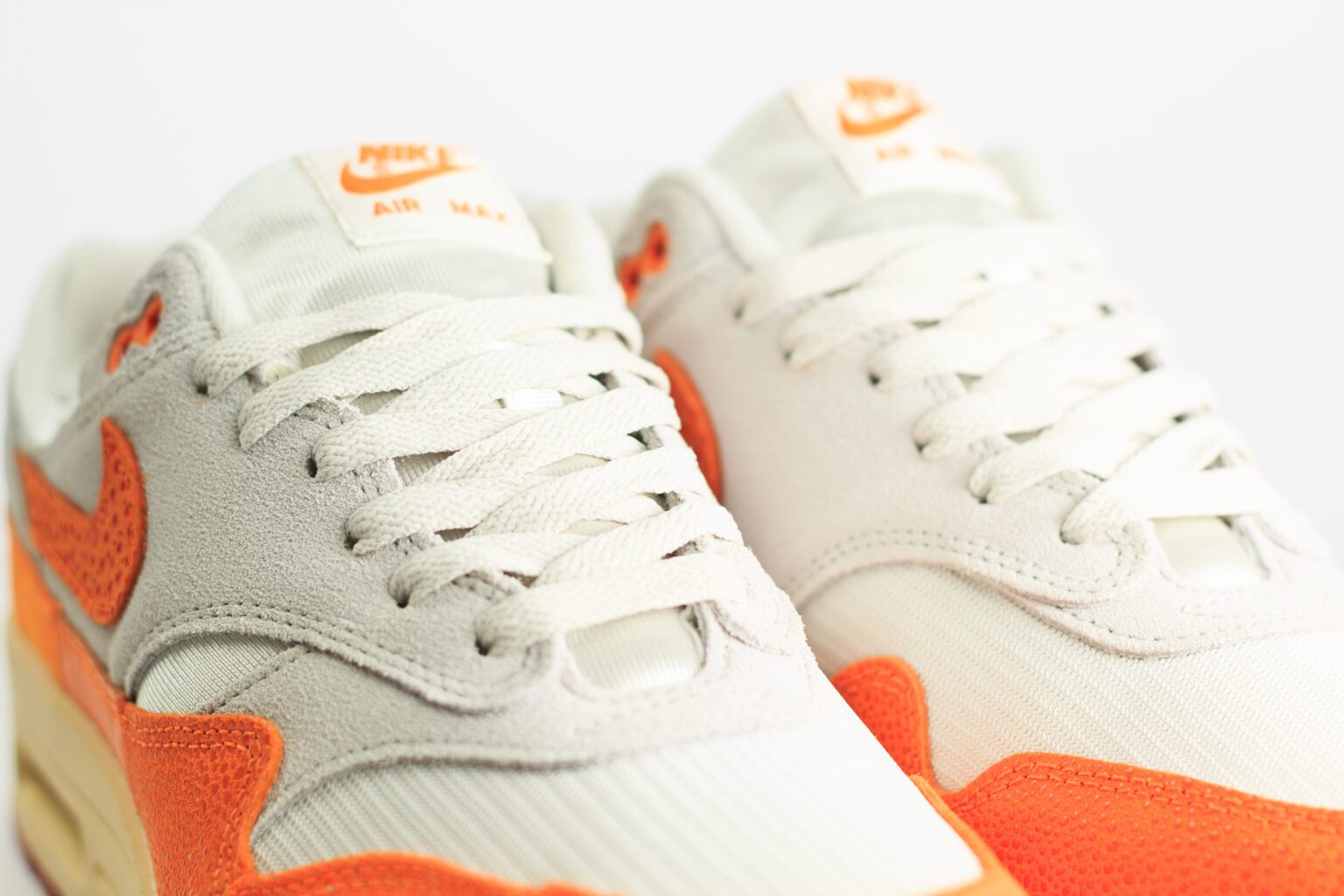 Nike Air Max 1 Master Magma Orange (W) – Oranje/Wit/Grijs – Heren/Dames/Uniseks Sneakers – Mesh/Suède/Leer – DZ4709-001 – Bovenkant