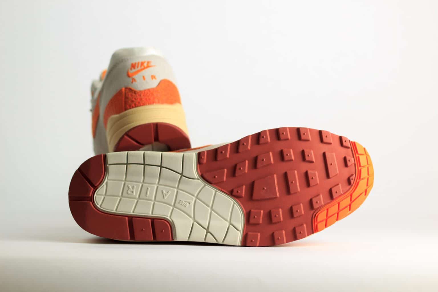 Nike Air Max 1 Master Magma Orange (W) – Oranje/Wit/Grijs – Heren/Dames/Uniseks Sneakers – Mesh/Suède/Leer – DZ4709-001 – Onderkant