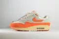Nike Air Max 1 Master Magma Orange (W) – Oranje/Wit/Grijs – Heren/Dames/Uniseks Sneakers – Mesh/Suède/Leer – DZ4709-001 – Zijkant