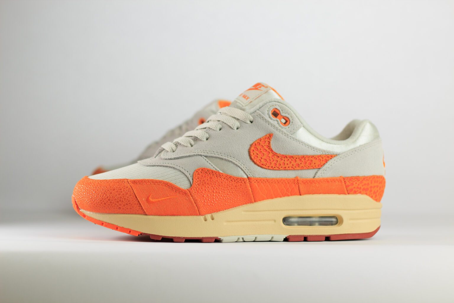 Nike Air Max 1 Master Magma Orange (W) – Oranje/Wit/Grijs – Heren/Dames/Uniseks Sneakers – Mesh/Suède/Leer – DZ4709-001 – Zijkant