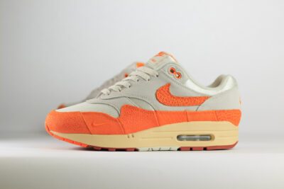 Nike Air Max 1 Master Magma Orange (W) – Oranje/Wit/Grijs – Heren/Dames/Uniseks Sneakers – Mesh/Suède/Leer – DZ4709-001 – Zijkant
