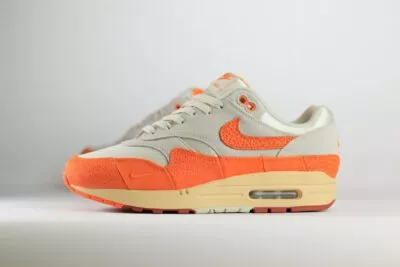 Nike Air Max 1 Master Magma Orange (W) – Oranje/Wit/Grijs – Heren/Dames/Uniseks Sneakers – Mesh/Suède/Leer – DZ4709-001 – Zijkant