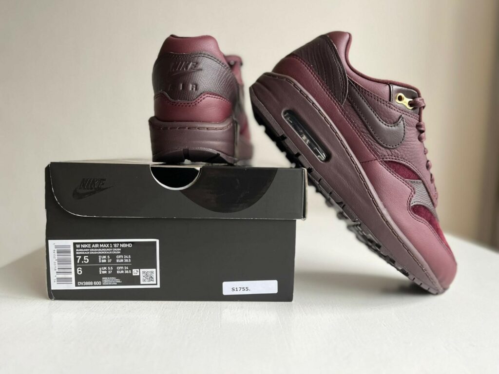 De Nike Air Max 1 Burgundy Crush, zit in een zwarte in plaats van rode sneakerdoos