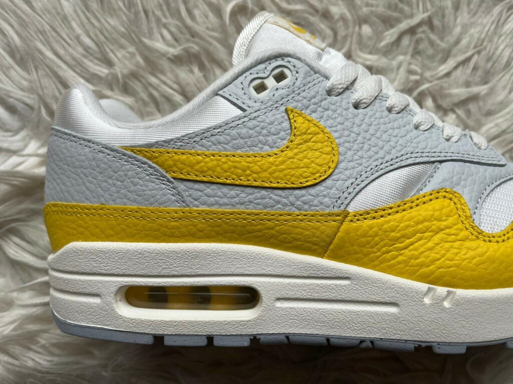 De stiknaden van de Nike Air Max 1 Tour Yellow