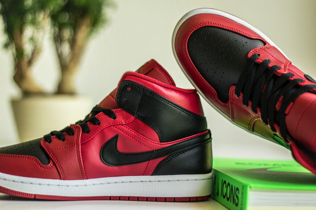 Nike Air Jordan 1 Mid Reverse Bred, ontwerper Peter Moore