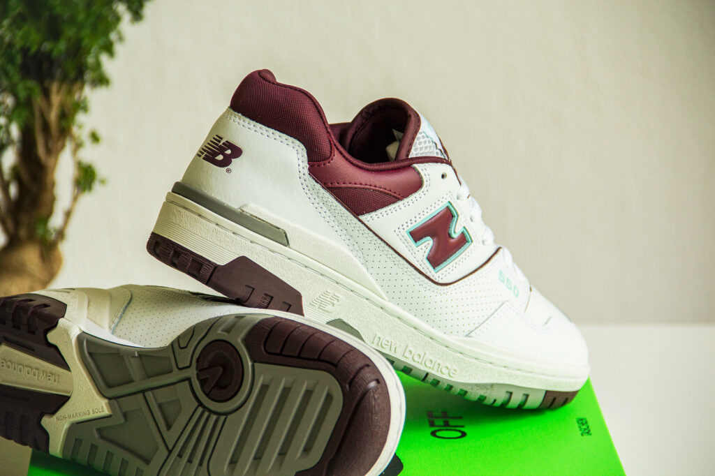 New-Balance-550-Burgundy-Cyan-zijkant-en-zool