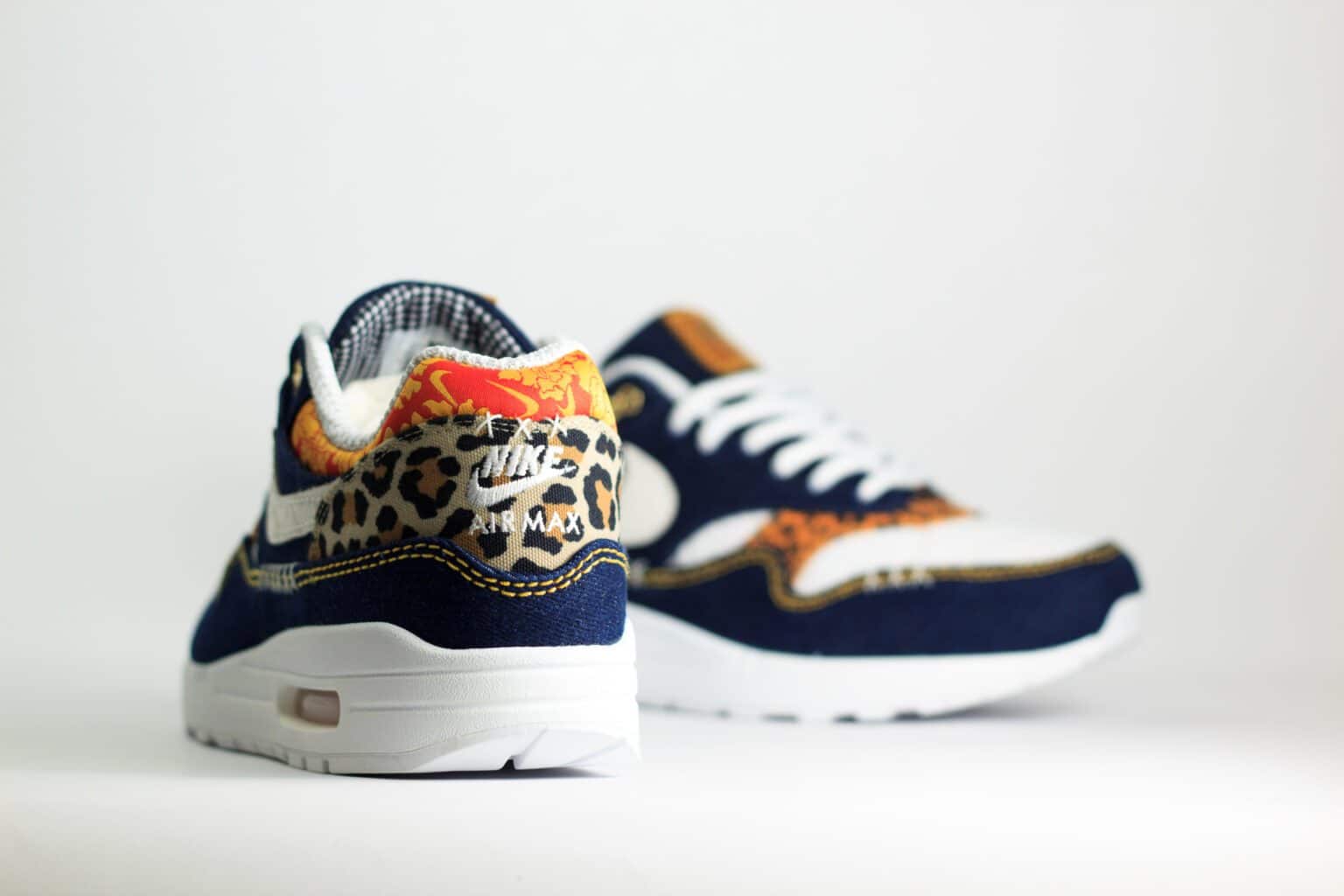 Nike Air Max 1 Premium Denim Leopard – Blauw/Beige/Whit – Heren/Dames/Uniseks Sneakers – Denim/Suède – FJ4452-432 –Achterkant