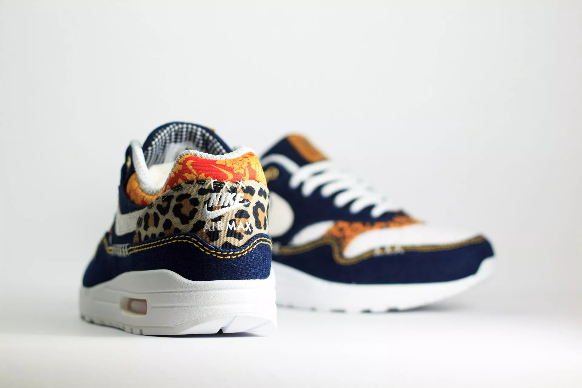Nike Air Max 1 Premium Denim Leopard – Blauw/Beige/Whit – Heren/Dames/Uniseks Sneakers – Denim/Suède – FJ4452-432 –Achterkant