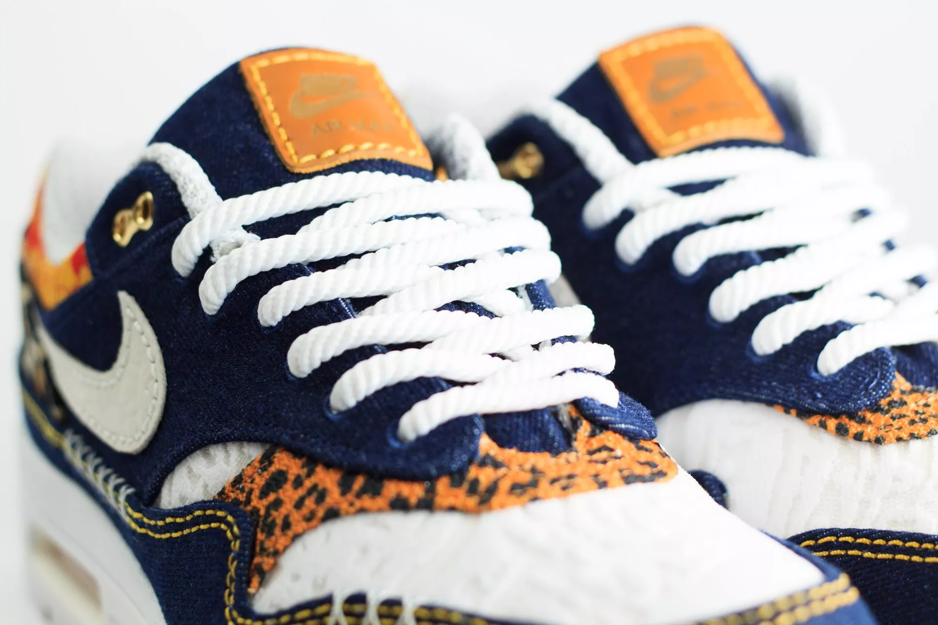 Nike Air Max 1 Premium Denim Leopard – Blauw/Beige/Zwart – Heren/Dames/Uniseks Sneakers – Denim/Suède – FJ4452-432 – Bovenkant