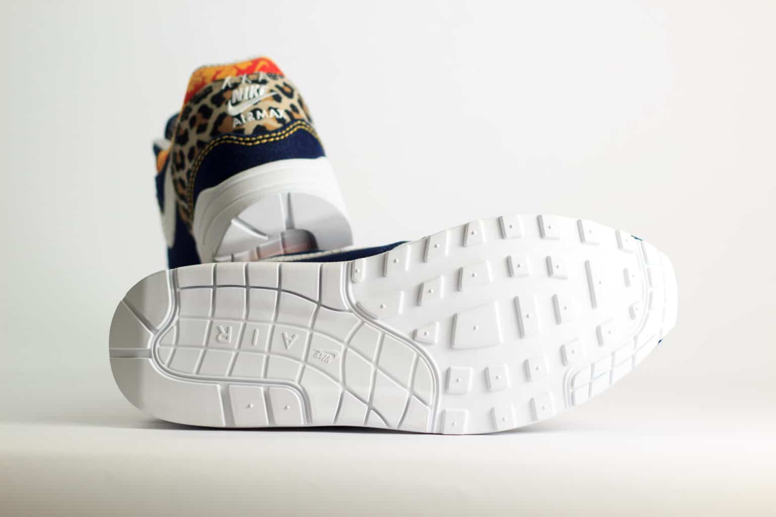 Nike Air Max 1 Premium Denim Leopard – Blauw/Beige/Wit – Heren/Dames/Uniseks Sneakers – Denim/Suède – FJ4452-432 – Onder kant