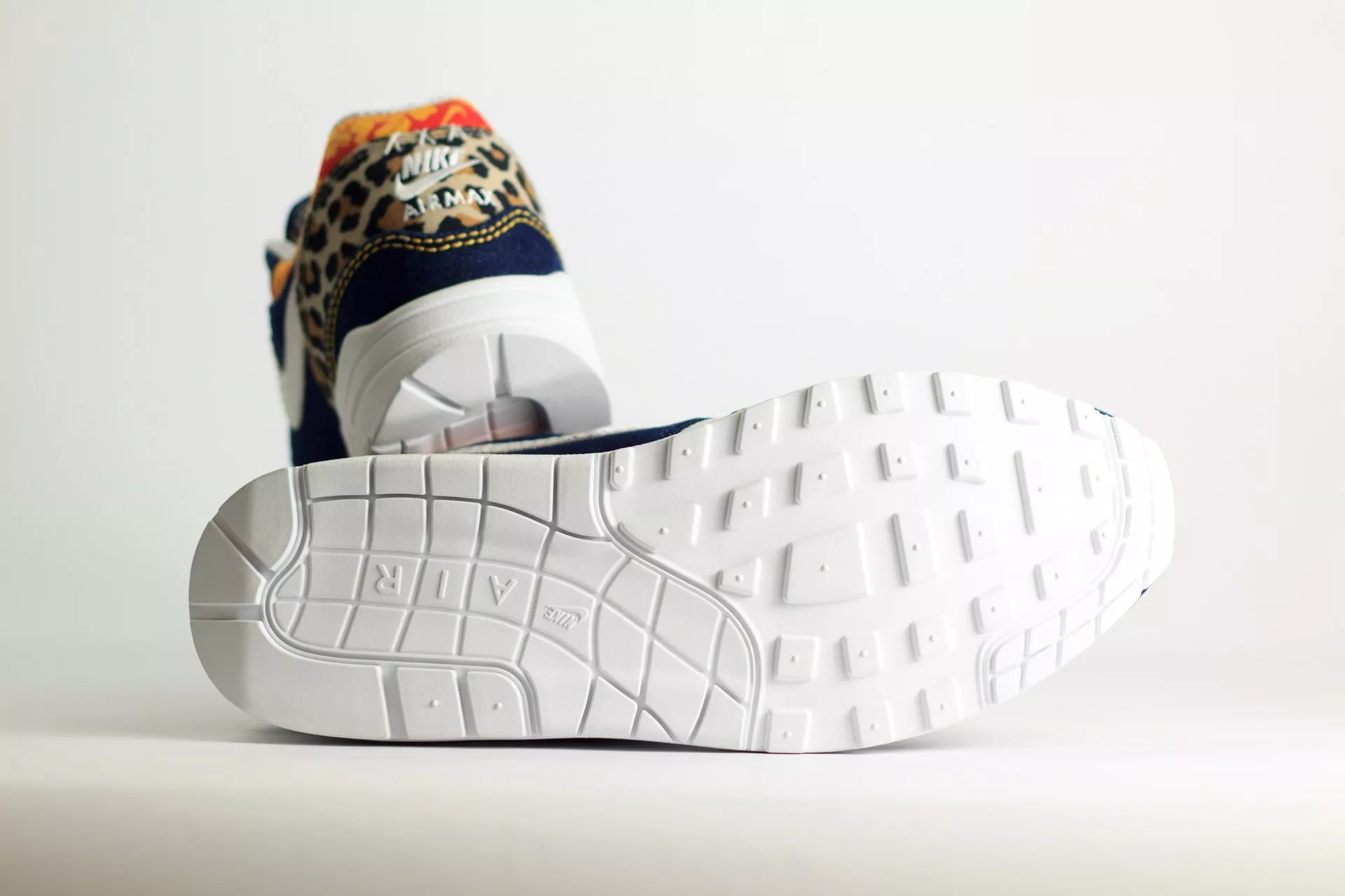 Nike Air Max 1 Premium Denim Leopard – Blauw/Beige/Wit – Heren/Dames/Uniseks Sneakers – Denim/Suède – FJ4452-432 – Onder kant