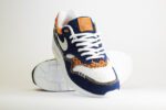 Nike Air Max 1 Premium Denim Leopard – Blauw/Beige/Zwart – Heren/Dames/Uniseks Sneakers – Denim/Suède – FJ4452-432 – Voorkant
