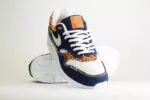 Nike Air Max 1 Premium Denim Leopard – Blauw/Beige/Zwart – Heren/Dames/Uniseks Sneakers – Denim/Suède – FJ4452-432 – Voorkant