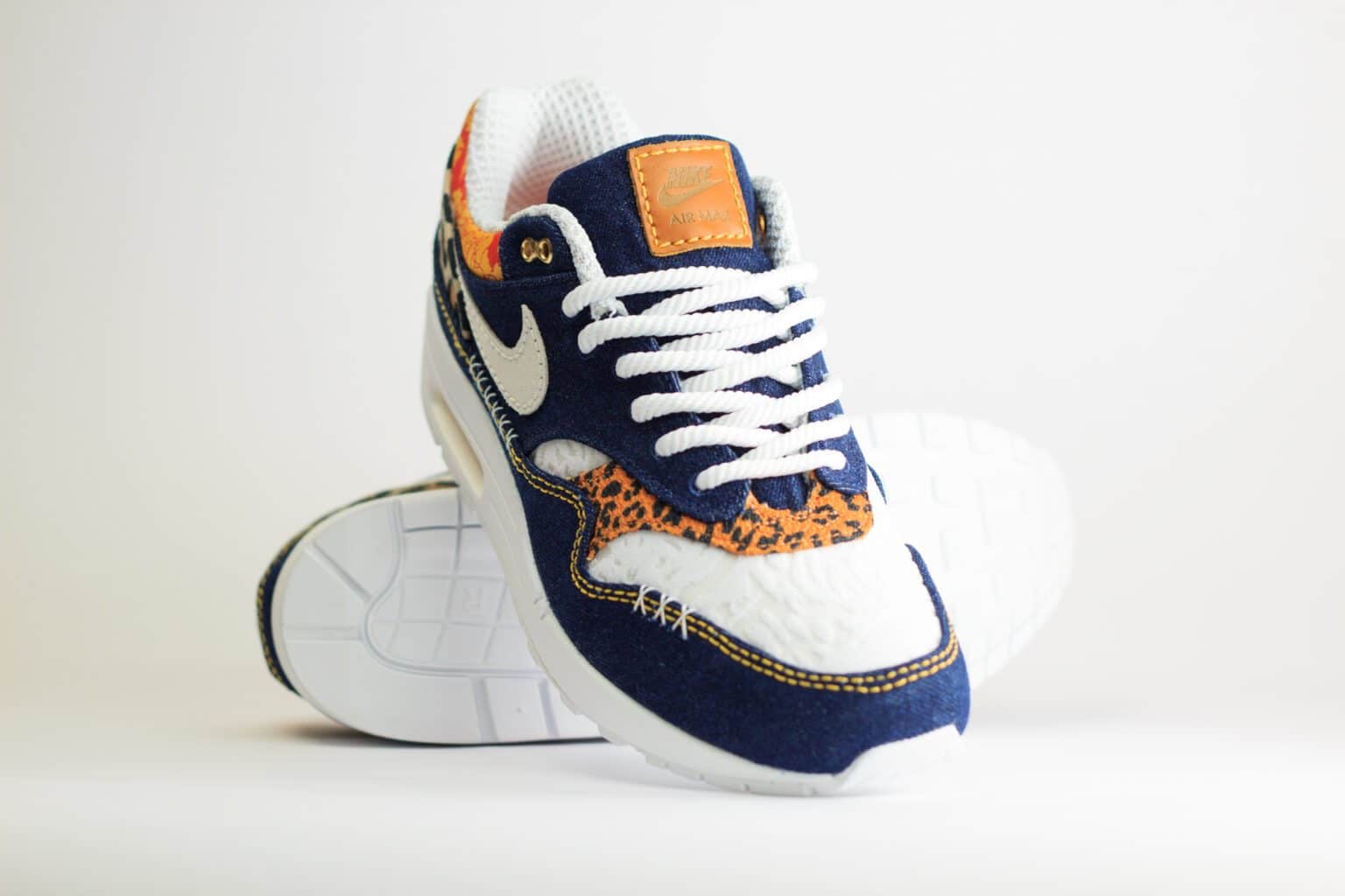 Nike Air Max 1 Premium Denim Leopard – Blauw/Beige/Zwart – Heren/Dames/Uniseks Sneakers – Denim/Suède – FJ4452-432 – Voorkant