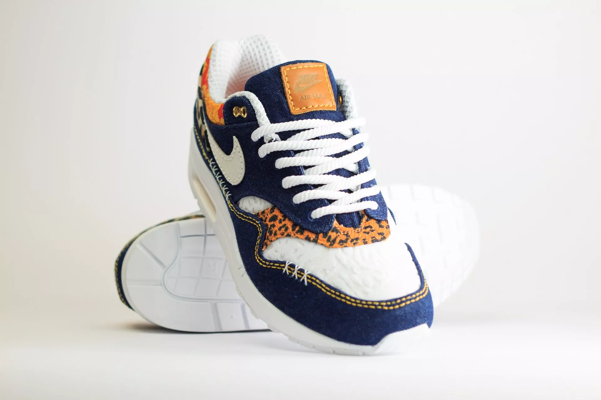 Nike Air Max 1 Premium Denim Leopard – Blauw/Beige/Zwart – Heren/Dames/Uniseks Sneakers – Denim/Suède – FJ4452-432 – Voorkant