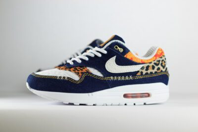 Nike Air Max 1 Premium Denim Leopard – Blauw/Beige/Zwart – Heren/Dames/Uniseks Sneakers – Denim/Suède – FJ4452-432 – Zijkant