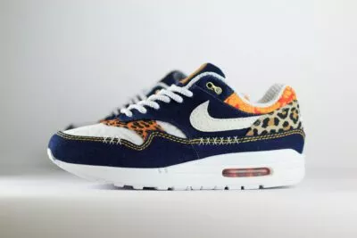Nike Air Max 1 Premium Denim Leopard – Blauw/Beige/Zwart – Heren/Dames/Uniseks Sneakers – Denim/Suède – FJ4452-432 – Zijkant