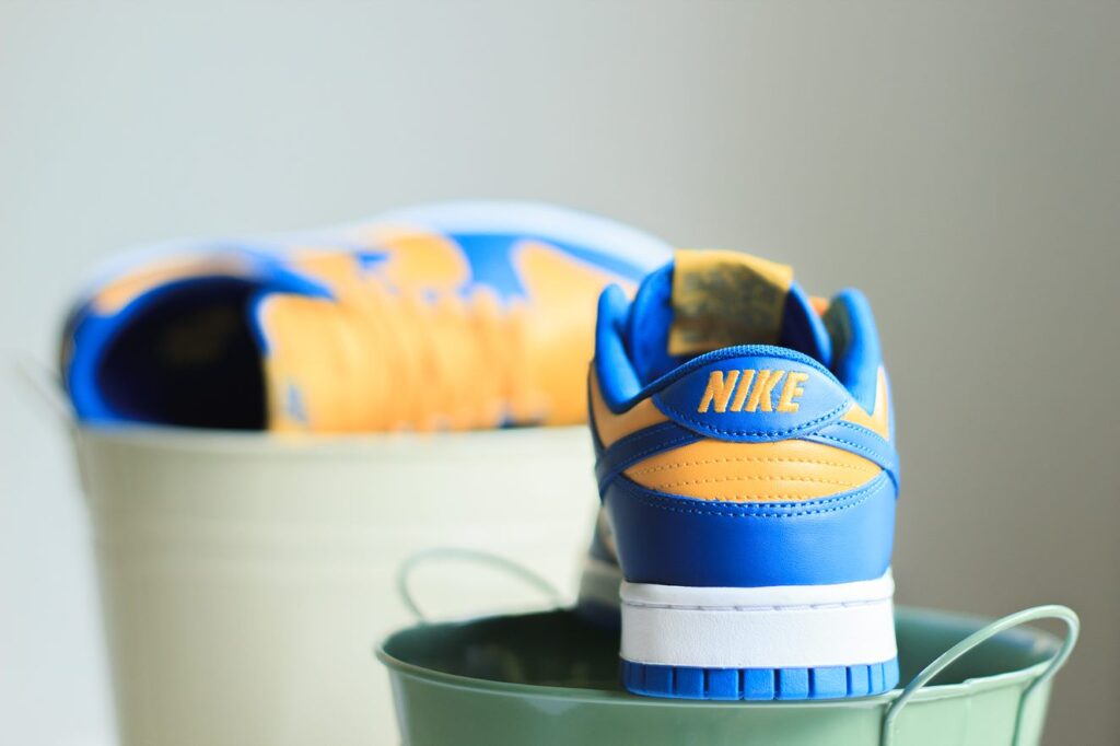 Nike Dunk Low UCLA logo hiel