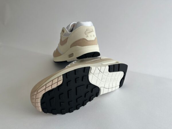 Nike Air Max 1 Pale Ivory (W) - achterkant en onderkant