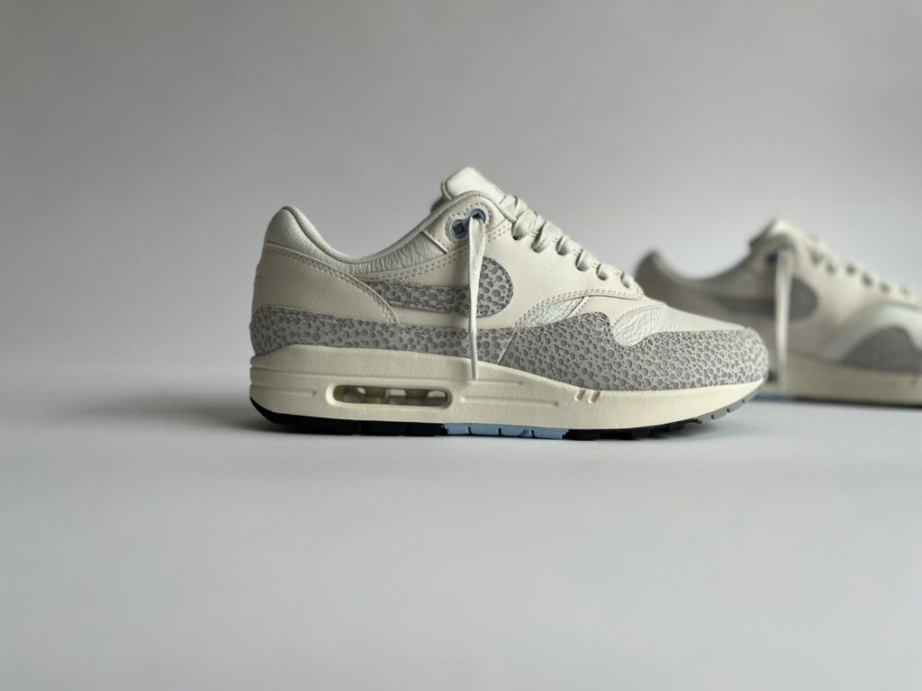 Sneaker afkortingen Nike AM1 ’87 Safari Summit White Phantom (W)