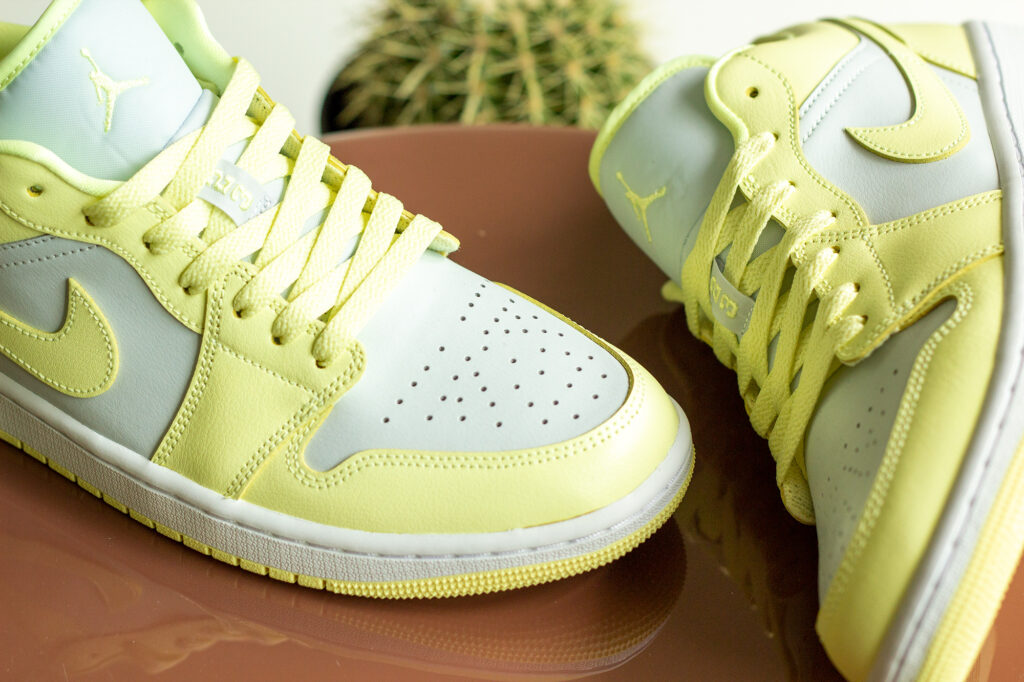 Sneaker afkortingen: GR, de Nike Air Jordan 1 Low Lemonade (W)