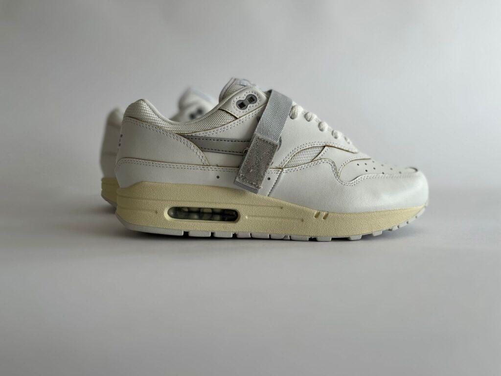 Nike Air Max 1 Time Warp zijkant met band