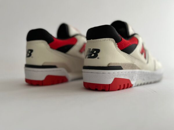 New Balance 550 Sea Salt True Red achterkant