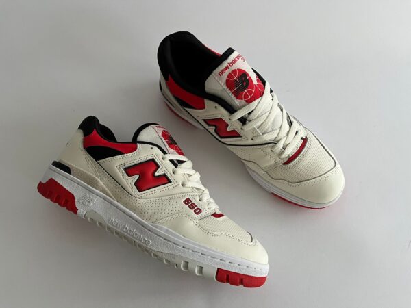 New Balance 550 Sea Salt True Red bovenkant