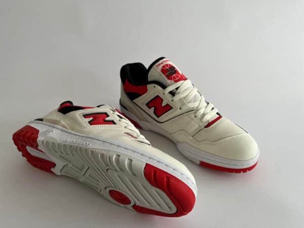 New Balance 550 Sea Salt True Red bovenkant schuin