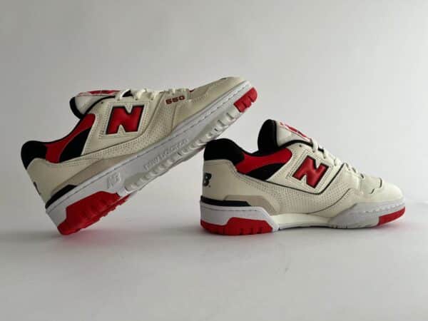 New Balance 550 Sea Salt True Red buitenkant en binnenkant