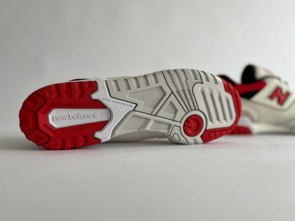 New Balance 550 Sea Salt True Red onderkant