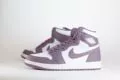 Nike Air Jordan 1 High OG Mauve – Wit/Mauve - Heren/Dames/Unisex Sneakers – Leer - DZ5485-105 - Zijkant