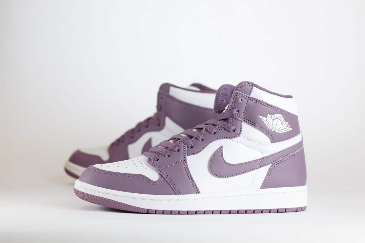 Nike Air Jordan 1 High OG Mauve – Wit/Mauve - Heren/Dames/Unisex Sneakers – Leer - DZ5485-105 - Zijkant