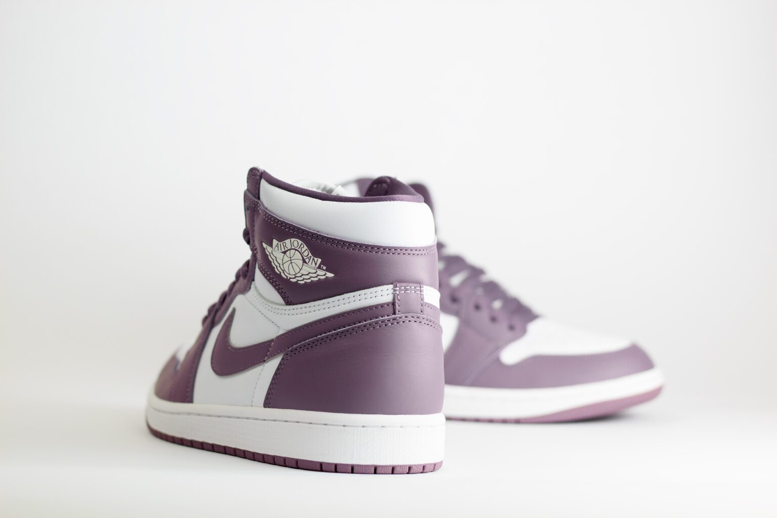 Nike Air Jordan 1 High OG Mauve – Wit/Mauve - Heren/Dames/Unisex Sneakers – Leer - DZ5485-105 - Achterkant
