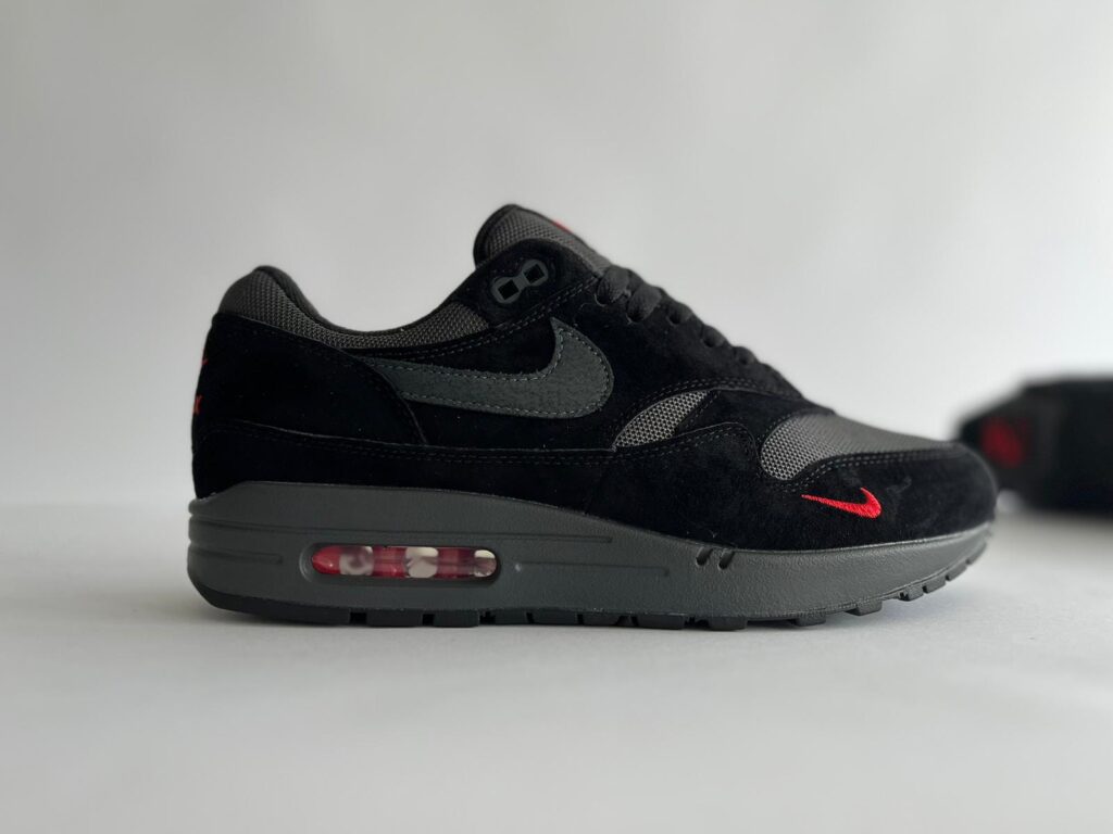 Nike Air max 1 Anthracite Red (Bred 2.0) zijkant